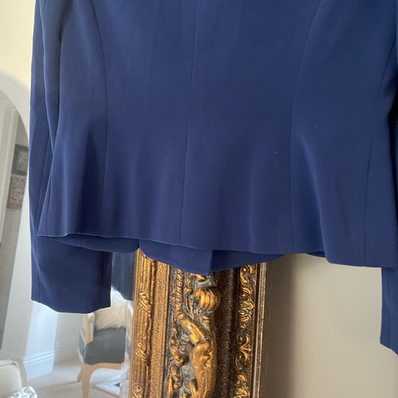 ✨Beautiful, CLASSIC Navy Cropped Blazer Jacket Gold Regal Buttons Size 2 Petite - Picture 5 of 5